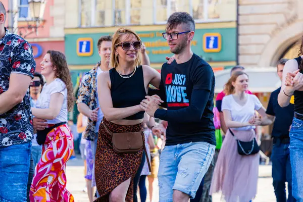 Wroclaw, Polonya - 2 Temmuz 2023: Pazar meydanında birçok insan Rueda de Casino 'da dans ediyor