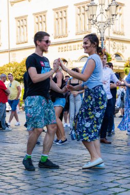 Wroclaw, Polonya - 2 Temmuz 2023: Pazar meydanında birçok insan Rueda de Casino 'da dans ediyor