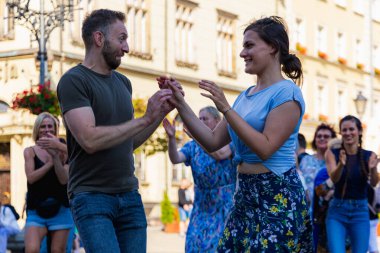 Wroclaw, Polonya - 2 Temmuz 2023: Pazar meydanında birçok insan Rueda de Casino 'da dans ediyor