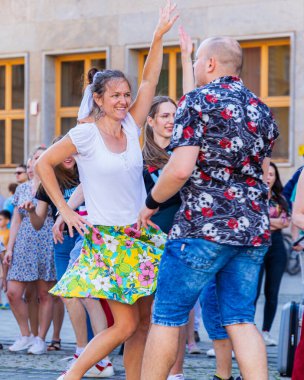 Wroclaw, Polonya - 2 Temmuz 2023: Pazar meydanında birçok insan Rueda de Casino 'da dans ediyor