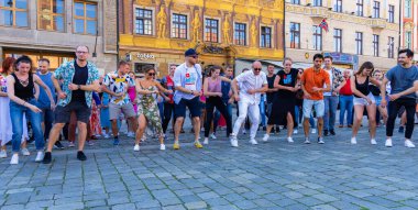 Wroclaw, Polonya - 2 Temmuz 2023: Pazar meydanında birçok insan Rueda de Casino 'da dans ediyor