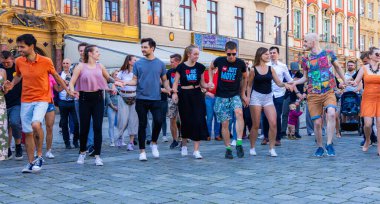 Wroclaw, Polonya - 2 Temmuz 2023: Pazar meydanında birçok insan Rueda de Casino 'da dans ediyor