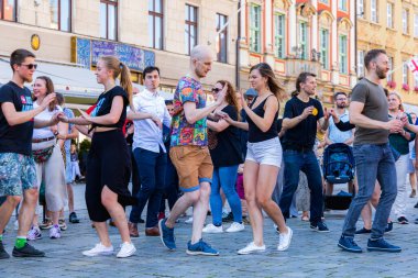 Wroclaw, Polonya - 2 Temmuz 2023: Pazar meydanında birçok insan Rueda de Casino 'da dans ediyor