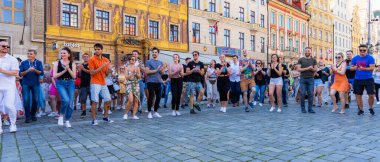 Wroclaw, Polonya - 2 Temmuz 2023: Pazar meydanında birçok insan Rueda de Casino 'da dans ediyor