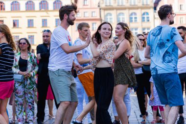 Wroclaw, Polonya - 2 Temmuz 2023: Pazar meydanında birçok insan Rueda de Casino 'da dans ediyor