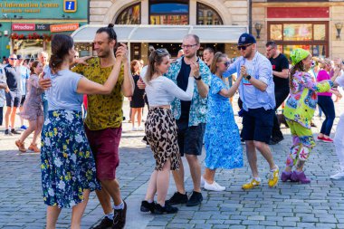 Wroclaw, Polonya - 2 Temmuz 2023: Pazar meydanında birçok insan Rueda de Casino 'da dans ediyor