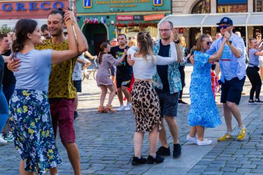 Wroclaw, Polonya - 2 Temmuz 2023: Pazar meydanında birçok insan Rueda de Casino 'da dans ediyor