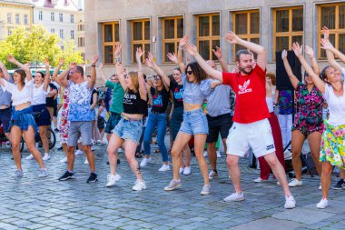 Wroclaw, Polonya - 2 Temmuz 2023: Pazar meydanında birçok insan Rueda de Casino 'da dans ediyor