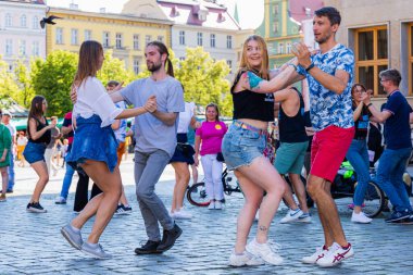 Wroclaw, Polonya - 2 Temmuz 2023: Pazar meydanında birçok insan Rueda de Casino 'da dans ediyor