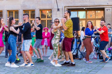 Wroclaw, Polonya - 2 Temmuz 2023: Pazar meydanında birçok insan Rueda de Casino 'da dans ediyor