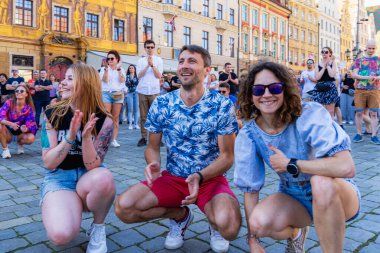 Wroclaw, Polonya - 2 Temmuz 2023: Pazar meydanında birçok insan Rueda de Casino 'da dans ediyor