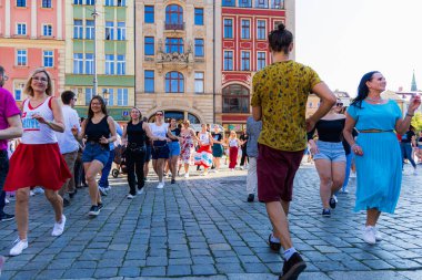 Wroclaw, Polonya - 2 Temmuz 2023: Pazar meydanında birçok insan Rueda de Casino 'da dans ediyor