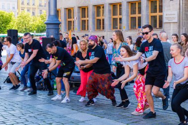 Wroclaw, Polonya - 2 Temmuz 2023: Pazar meydanında birçok insan Rueda de Casino 'da dans ediyor