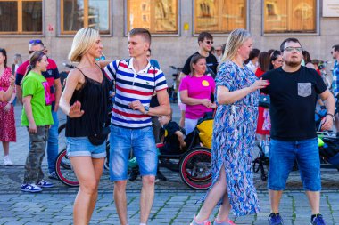 Wroclaw, Polonya - 2 Temmuz 2023: Pazar meydanında birçok insan Rueda de Casino 'da dans ediyor