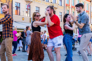 Wroclaw, Polonya - 2 Temmuz 2023: Pazar meydanında birçok insan Rueda de Casino 'da dans ediyor