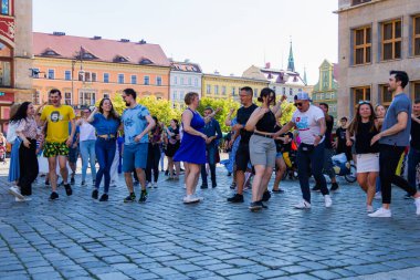Wroclaw, Polonya - 2 Temmuz 2023: Pazar meydanında birçok insan Rueda de Casino 'da dans ediyor