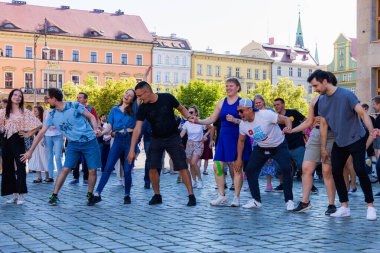 Wroclaw, Polonya - 2 Temmuz 2023: Pazar meydanında birçok insan Rueda de Casino 'da dans ediyor