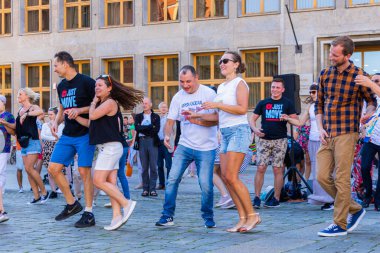 Wroclaw, Polonya - 2 Temmuz 2023: Pazar meydanında birçok insan Rueda de Casino 'da dans ediyor