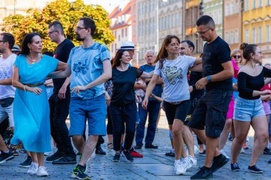 Wroclaw, Polonya - 2 Temmuz 2023: Pazar meydanında birçok insan Rueda de Casino 'da dans ediyor