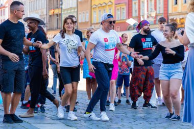 Wroclaw, Polonya - 2 Temmuz 2023: Pazar meydanında birçok insan Rueda de Casino 'da dans ediyor