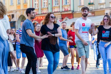 Wroclaw, Polonya - 2 Temmuz 2023: Pazar meydanında birçok insan Rueda de Casino 'da dans ediyor