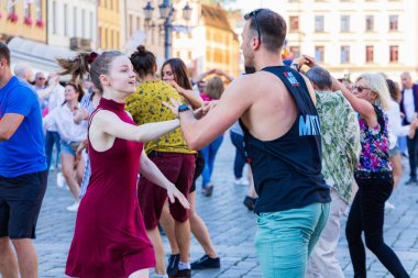 Wroclaw, Polonya - 2 Temmuz 2023: Pazar meydanında birçok insan Rueda de Casino 'da dans ediyor