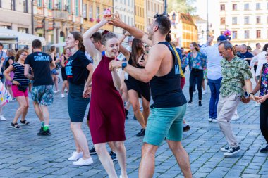 Wroclaw, Polonya - 2 Temmuz 2023: Pazar meydanında birçok insan Rueda de Casino 'da dans ediyor