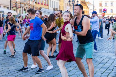Wroclaw, Polonya - 2 Temmuz 2023: Pazar meydanında birçok insan Rueda de Casino 'da dans ediyor
