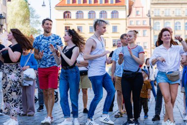 Wroclaw, Polonya - 2 Temmuz 2023: Pazar meydanında birçok insan Rueda de Casino 'da dans ediyor