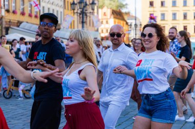 Wroclaw, Polonya - 2 Temmuz 2023: Pazar meydanında birçok insan Rueda de Casino 'da dans ediyor