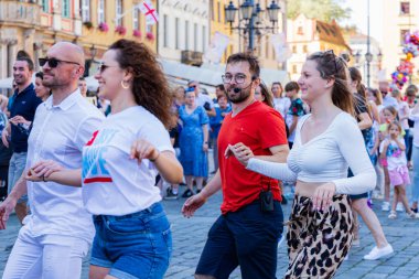 Wroclaw, Polonya - 2 Temmuz 2023: Pazar meydanında birçok insan Rueda de Casino 'da dans ediyor