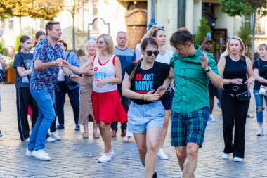 Wroclaw, Polonya - 2 Temmuz 2023: Pazar meydanında birçok insan Rueda de Casino 'da dans ediyor