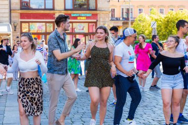 Wroclaw, Polonya - 2 Temmuz 2023: Pazar meydanında birçok insan Rueda de Casino 'da dans ediyor