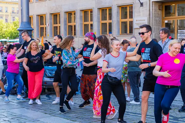 Wroclaw, Polonya - 2 Temmuz 2023: Pazar meydanında birçok insan Rueda de Casino 'da dans ediyor