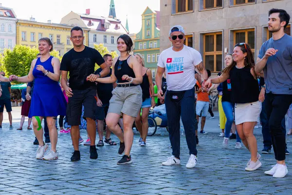 Wroclaw, Polonya - 2 Temmuz 2023: Pazar meydanında birçok insan Rueda de Casino 'da dans ediyor