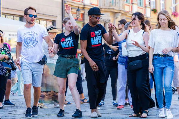 Wroclaw, Polonya - 2 Temmuz 2023: Pazar meydanında birçok insan Rueda de Casino 'da dans ediyor