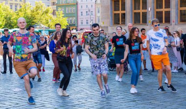 Wroclaw, Polonya - 2 Temmuz 2023: Pazar meydanında birçok insan Rueda de Casino 'da dans ediyor