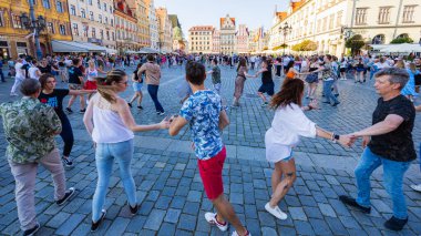Wroclaw, Polonya - 2 Temmuz 2023: Pazar meydanında birçok insan Rueda de Casino 'da dans ediyor