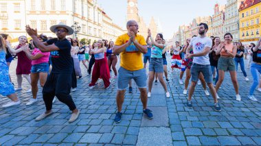 Wroclaw, Polonya - 2 Temmuz 2023: Pazar meydanında birçok insan Rueda de Casino 'da dans ediyor