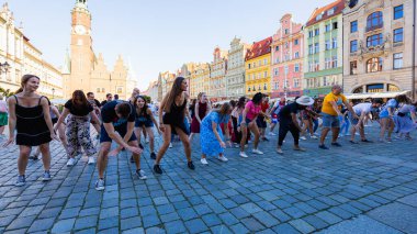 Wroclaw, Polonya - 2 Temmuz 2023: Pazar meydanında birçok insan Rueda de Casino 'da dans ediyor