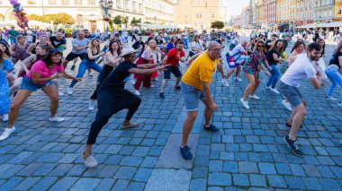 Wroclaw, Polonya - 2 Temmuz 2023: Pazar meydanında birçok insan Rueda de Casino 'da dans ediyor