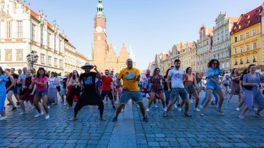 Wroclaw, Polonya - 2 Temmuz 2023: Pazar meydanında birçok insan Rueda de Casino 'da dans ediyor