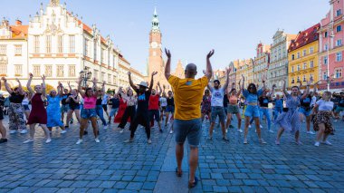 Wroclaw, Polonya - 2 Temmuz 2023: Pazar meydanında birçok insan Rueda de Casino 'da dans ediyor