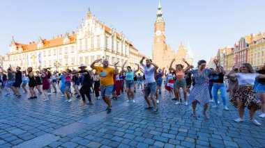 Wroclaw, Polonya - 2 Temmuz 2023: Pazar meydanında birçok insan Rueda de Casino 'da dans ediyor