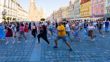 Wroclaw, Polonya - 2 Temmuz 2023: Pazar meydanında birçok insan Rueda de Casino 'da dans ediyor