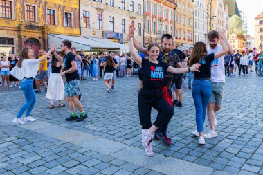 Wroclaw, Polonya - 2 Temmuz 2023: Pazar meydanında birçok insan Rueda de Casino 'da dans ediyor