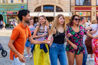 Wroclaw, Polonya - 2 Temmuz 2023: Pazar meydanında birçok insan Rueda de Casino 'da dans ediyor