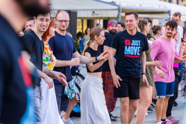 Wroclaw, Polonya - 2 Temmuz 2023: Pazar meydanında birçok insan Rueda de Casino 'da dans ediyor