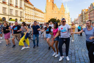 Wroclaw, Polonya - 2 Temmuz 2023: Pazar meydanında birçok insan Rueda de Casino 'da dans ediyor