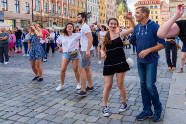 Wroclaw, Polonya - 2 Temmuz 2023: Pazar meydanında birçok insan Rueda de Casino 'da dans ediyor